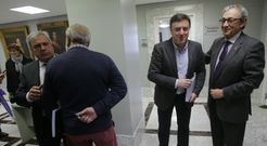 El presidente de la Deputaci�n, Valent�n Gonz�lez, da la bienvenida al nuevo diputado Manuel Rivas. 