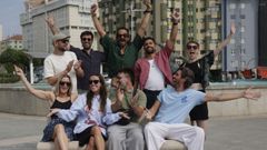 Arriba, grupo de surf �queer� que vio la luz este mes en la Costa da Morte. Bautizado como Agrado, su creador es Jaime Fern�ndez, con camiseta azul claro. Abajo, - Damian Konieczny que estren� el viernes en A Coru�a un nuevo club de �running�.