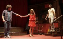 Xos� Antonio Touri��n, Ledicia Sola y David Amor, en un ensayo antes del preestreno. 