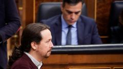 El lder de Unidas Podemos, Pablo Iglesias, pasa por delante de Pedro Snchez