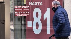 Un cartel informa de las restricciones en el horario de apertura que se levantaron este mi�rcoles