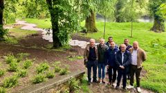 Los pol�ticos durante la visita de este martes a las obras de restauraci�n de la carballeira y el jard�n bot�nico de Caldas