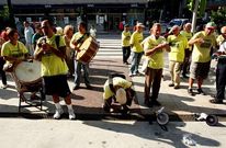 Los preferentistas, ayer en un acto de protesta ante la sede de NCG en Vigo.