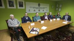 El presidente de la Junta de Cofrad�as, C�sar Carre�o (en el medio), present� el programa junto a los responsables de las cinco hermandades: Jos� Manuel Hevia (Soledad), Jos� �ngel V�zquez (Dolores), Antonio Loureiro (Santo Entierro), Jos� Ram�n Cancelo (Angustias) y Helena Pena (Merced)