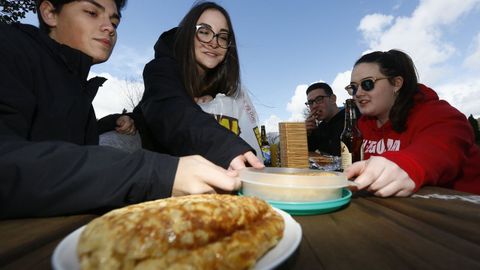 Familias y pandillas de amigos de Viveiro comern este domingo tortilla
