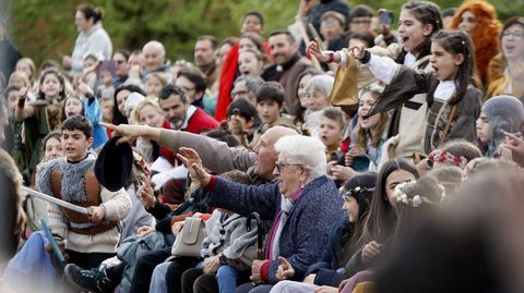 P�blico en las gradas del campo de tierra de los Escolapios durante las justas medievales, protagonizadas por los especialistas de H�pica Celta