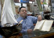 Gonz�lez non pode deixar de encomiar os fondos da sala e bota en falla espazo para amosalos. 