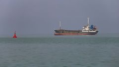 Un buque carguero navega por el golfo P�rsico, ayer frente a las costas de Ir�n.