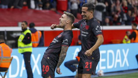 Lucas Vázquez celebrando un gol con el español Alejandro Grimaldo