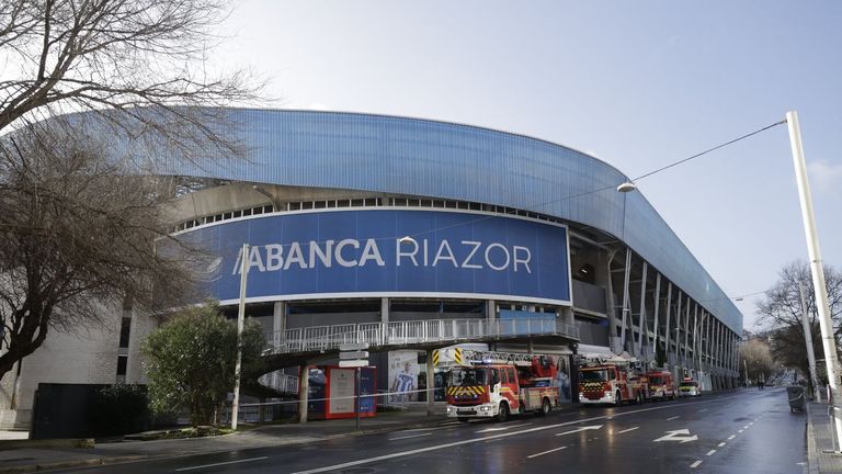 Camiones de bomberos en la ma&ntilde;ana de este domingo delante del estadio Abanca Riazor