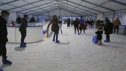 Patinadores en la pista de hielo de Marineda City