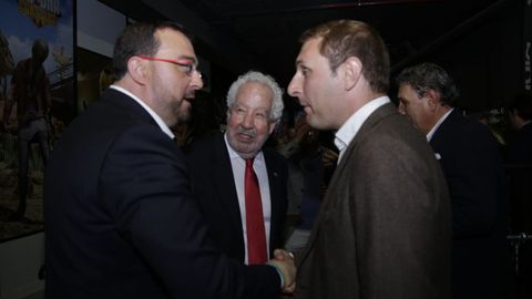 El presidente del Principado, Adri�n Barb�n, saluda al portavoz de Foro Asturias y candidato a las elecciones auton�micas, Adri�n Pumares. El concejal de Foro en Avil�s, Javier Vidal, presencia el momento