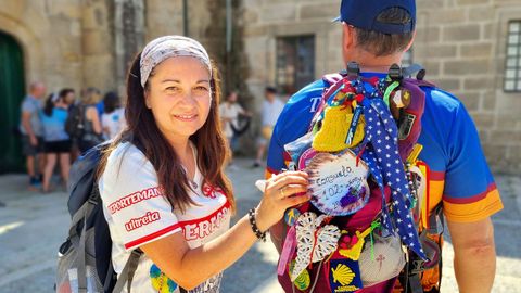 Mara Jess Soto muestra la mochila con la concha que decor Consuelo, de 102 aos.