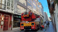 El coche de bomberos subi� en su escalera a un agente de polic�a 