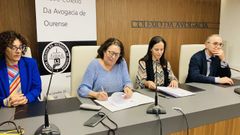 Firma del convenio entre la decana del colegio, Pilar Lpez, y alcaldesa de Bande, Sandra Quintas