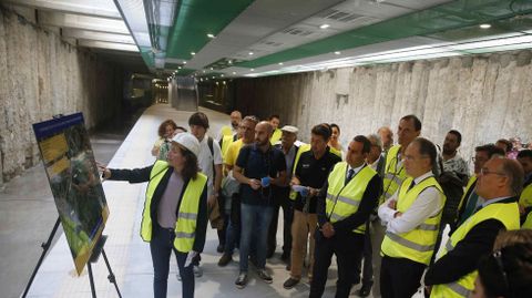 El presidente de Adif, Juan Bravo (2d), el consejero de Infraestructuras, Ordenaci�n del Territorio y Medioambiente, Fernando Lastra (4d), y el alcalde de Langreo, Jes�s S�nchez (3d), en la estaci�n subterr�nea de La Felguera.
