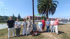 Participantes na ofrenda a Ram�n Souto. 