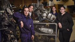 Cuatro alumnas del ciclo de Electromecánica, este curso, en el CIFP A Xunqueira de Pontevedra