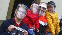 Aithor Regueiro, con su hijo, un sobrino y el hijo de un vecino. Los ni�os llevan puestas las pequepantallas dise�adas por el profesor de la EUDI