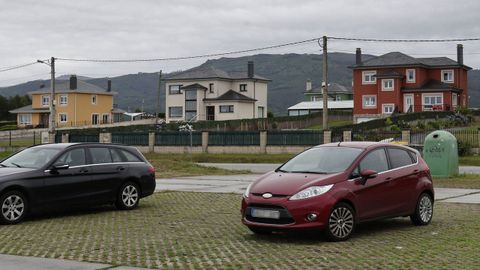 Al fondo, tres de los chal�s afectados por la orden de demolici�n