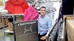 El empresario vigu�s Sa�l Puime posa junto al secaparaguas que elimina los pl�sticos.