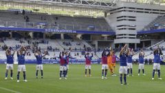 Los jugadores del Oviedo saludan a su afici�n