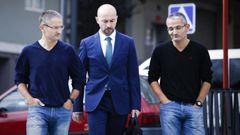 Los polic�as, a ambos lados de su abogado, en una comparecencia en el juzgado en el 2018.