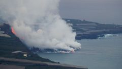 La colada del volc�n de Cumbre Vieja est� formando un gran delta de lava en La Palma que crece ganando terreno al mar.