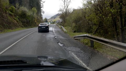 La N-6 con baches en As Nogais