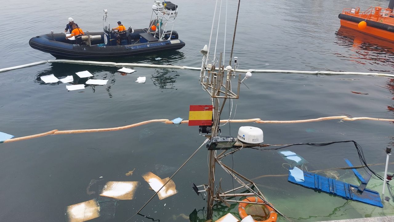 El hundimiento de un barco en el muelle de Ribeira obligÓ a activar el plan anticontaminación