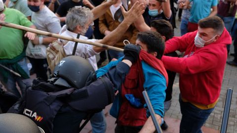 Enfrentamiento entre polic�as y ganaderos en Oviedo