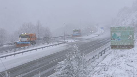 M�quinas quitanieves trabajando en la A-6 en la provincia de Lugo