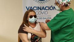 Cerca de medio millar de barbanzanos de entre 60 y 65 a�os recibieron ayer la primera dosis de AstraZeneca en el hospital comarcal, y hoy se continuar� con otros 900