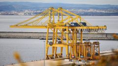 Gr�as para portacontenedores en el puerto exterior de Ferrol 