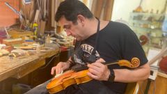 Diego del Valle es uno de los pocos lutieres que hay en Asturias