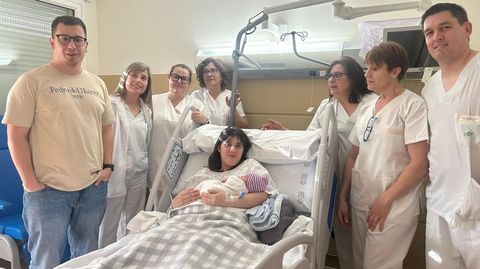 Aurora junto a sus padres, Isabel y Javier, y el personal que atendi� su nacimiento en el Hospital Comarcal de Valdeorras.