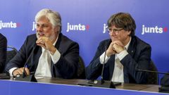 El expresidente cataln Carles Puigdemont, acompaado por el presidente del grupo parlamentario JxCat en el Parlamento cataln, Albert Batet, el pasado mes de septiembre.