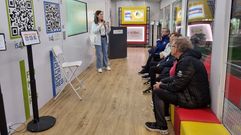 Un grupo de barquenses visitando el camin del Incibe el martes.