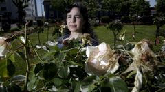 Sonia Cajade, especialista en bot�nica, delante de unas rosas afectadas por la plaga del pulg�n en la rosaleda de M�ndez N��ez.