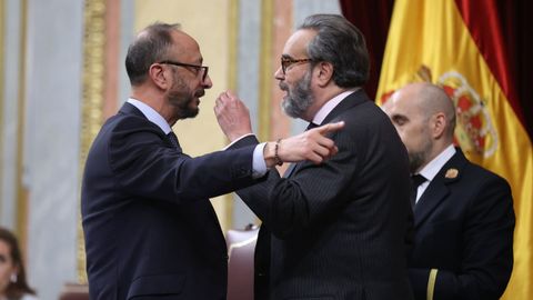 El diputado de Vox Jos� Mar�a S�nchez (derecha) discute con el vicepresidente del Congreso, Alfonso Rodr�guez G�mez de Celis.