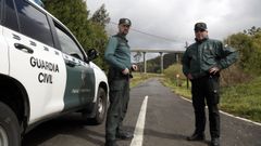 Los agentes Jorge La��o y Jos� �ngel P�rez, delante del viaducto de Pasares, en Lousame.