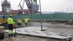 Las obras avanzan paralelas a la muralla y en los �ltimos d�as ha comenzado a extenderse el nuevo pavimento de losas de granito que compondr� la futura acera y que ya�se puede ver a la altura de San Xiao.