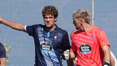 Los futbolistas del Celta Marcos Alonso y Andrei Radu.