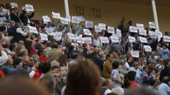 Pancartas en apouo a la escuela de Tauromaquia en una corrida en las ventas a principios de octubre.