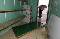 La puerta de uno de los locales municipales del puerto de Lorb� apareci� tirada. 