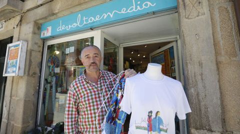 Luis de Castro muestra uno de los diseos inspirados en Las Maras que tiene en liquidacin en Devoltaemedia, con descuentos de hasta el 60 %. Tenemos creaciones muy coloristas y merchandising de ellas de todo tipo: camisetas, mochilas, tazas, lmparas..., dice un comerciante y artesano que a partir de ahora se centrar en su faceta como escaparatista profesional, al frente de Iluisionarte.