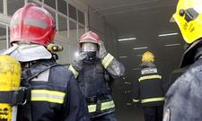 Los bomberos del parque comarcal de Arteixo fueron alertados ayer, sobre la una y media de la tarde, por un fuego en un concesionario de coches de la marca Citro�n. El incendio se origin� en la nave d