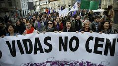 Medio millar de personas recorrieron en casco antiguo de Santiago este 1.� de Mayo para reivindicar la igualdad y mejoras laborales