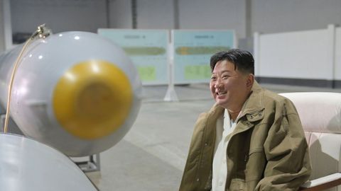 Kim Jong Un posa sonriente con el dron submarino probado por Corea del Norte