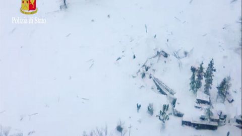 Otra imagen a�rea del hotel sepultado por la nieve. 